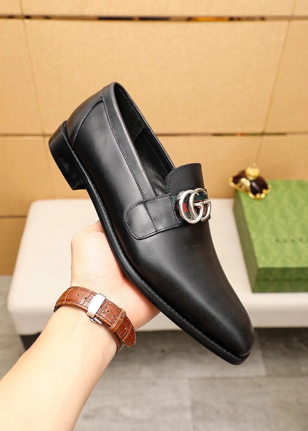 Men's shoes 💰460 💐 Product trademark: GUCCI "Gucci" casual leather shoes Regular size: 39-45 (38.45🉑️customized) Product materials: Selected imported first-layer calfskin upper + luxury hardware buckle, imported cowhide leather lining. Strong three-dimensional visual effect, rubber outsole Color: 1⃣️color optional